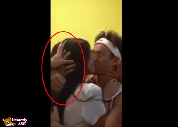 短片中可見有人用手按著女生的頭部。（互聯網）